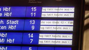 DEU, Deutschland, Baden-Württemberg, Stuttgart, 09.02.2020: Orkantief Sabine legt den Bahnverkehr still. Die Deutsche Bahn stoppte am Sonntagabend den Fernverkehr im ganzen Land. Für gestrandete Fahrgäste wurden wie hier am Hauptbahnhof Stuttgart zwei Schlafzüge zur Verfügung gestellt. Alle reden vom Wetter. Die Bahn auch. *** DEU, Germany, Baden Württemberg, Stuttgart, 09 02 2020 Hurricane Sabine shuts down rail traffic Deutsche Bahn stopped long-distance services throughout the country on Sunday evening For stranded passengers, two sleeper trains were made available at Stuttgart main station, as here Everyone is talking about the weather The railways also