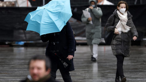 Orkantief Xandra ist durch NRW durchgezogen, es folgen nun die Orkantiefs Ylenia und schließlich Zeynep . Der Deutsche Wetterdienst warnt in Nordrhein-Westfalen vor schweren Sturmböen ab Mittwochabend. Teils sollen am Donnerstag Orkanböen aufziehen. Die Schulen bleiben deshalb am Donnerstag in ganz NRW geschlossen. Auf der Domplatte müssen viele Passanten ihren Schirm festkrallen. Köln, 16.02.2022 Foto:xC.xHardtx/xFuturexImage
