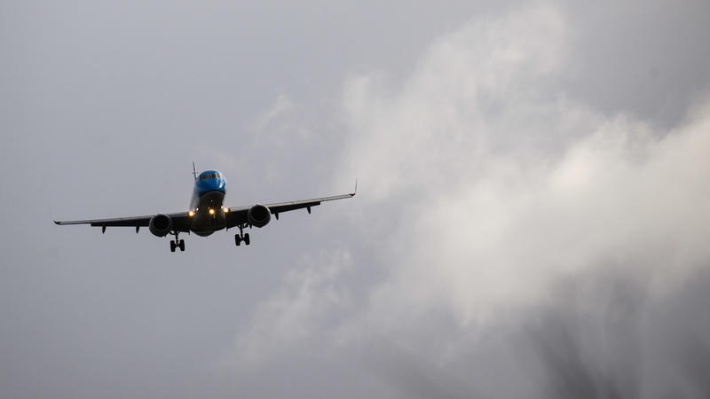 17.02.2022, Niedersachsen, Hannover: Ein Flugzeug landet in Schräglage während Orkantief Ylenia am Flughafen Hannover. 