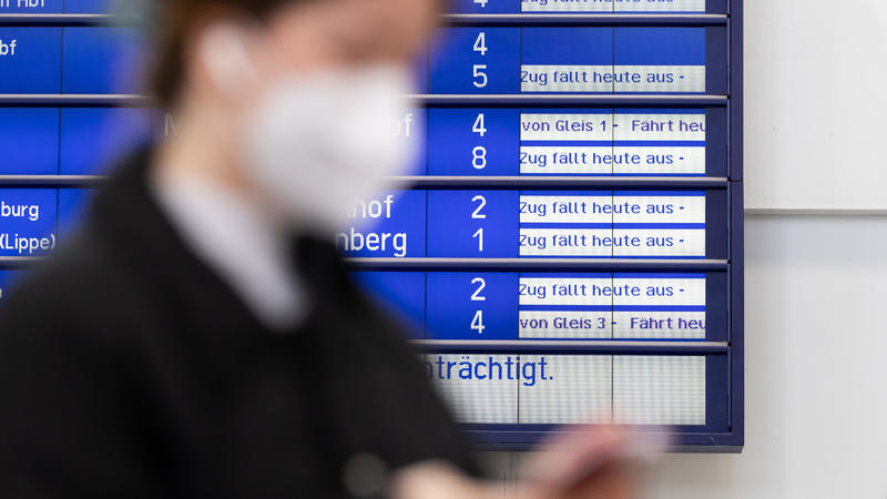 17.02.2022, Nordrhein-Westfalen, Bielefeld: Auf Zugausfälle wird auf einer Anzeigetafel im Hauptbahnhof von Bielefeld hingewiesen..