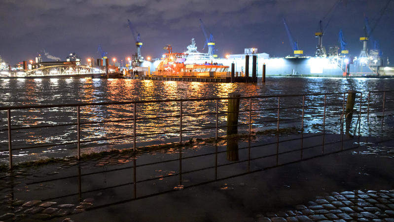 19.02.2022, Hamburg: Eine große Pfütze hat sich an der Kaikante am Fischmarkt gebildet. Das Bundesamt für Seeschifffahrt und Hydrographie hatte vor einer Sturmflut mit 1,75 bis 2,25 Metern über dem mittleren Hochwasser am Samstagabend gewarnt. Foto: 