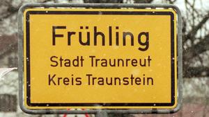 Selbst in dem Ort Frühling (Kreis Traunstein/Oberbayern) muß sich dieser Spaziergänger mit einem Schirm vor Regen- und Graupelschauer zum kalendarischen Frühlingsbeginn am 20.3.1997 schützen.