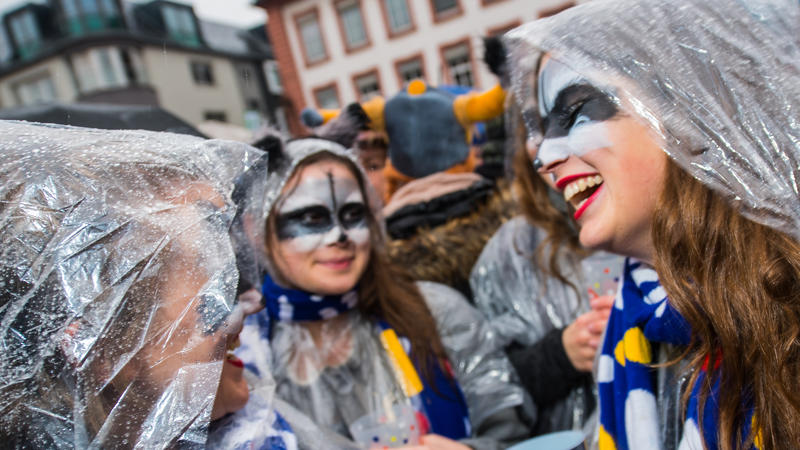 Mehrere Frauen in Kostümen haben sich mit Plastik-Folie am 11.11.2017 in Mainz (Rheinland-Pfalz) vor dem Regen geschützt. Mit der Proklamation des närrischen Grundgesetzes wird am 11.11 um 11 Uhr 11 die Fastnachtssaison in der Landeshauptstadt offizi