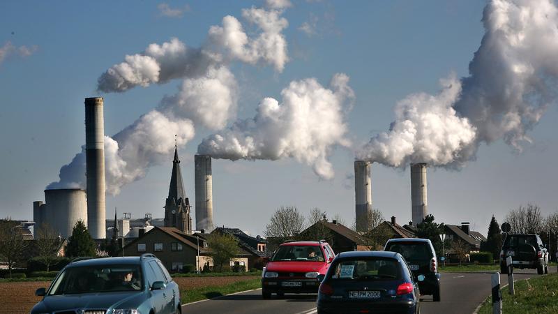 ARCHIV - Hinter dem Ort Neurath steigt aus dem RWE-Braunkohlekraftwerk Neurath bei Grevenbroich Rauch in die Höhe (Archivfoto vom 04.04.2007). Am 4. Mai stellt der UN-Klimarat IPCC den dritten Teil seines diesjährigen Klimareports vor. Bereits in den