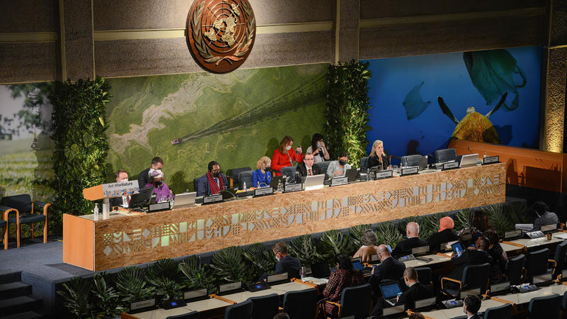 28.02.2022, Kenia, Nairobi: Espen Barth Eide (M) , der Präsident der Umweltversammlung der Vereinten Nationen (UNEA United Nations Environmental Assembly) während des ersten Tages der UN-Umweltversammlung am Hauptsitz der Vereinten Nationen in Gigir