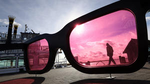 22.02.2022, Mecklenburg-Vorpommern, Zingst: Im Boddenhafen des Ostseebades leuchtet die große rosarote Brille "Sea Pink II" von Marc Moser, Bildhauer aus der Schweiz, in der Sonne. Nach tagelangem Regen- und Sturm-Wetter sind im Norden Sonne und blauer Himmel zu sehen. Foto: Bernd Wüstneck/dpa-Zentralbild/dpa +++ dpa-Bildfunk +++