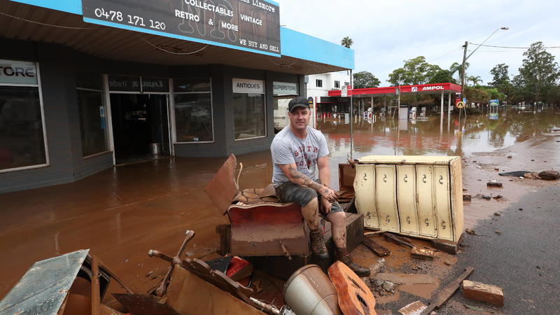  FLOODS NSW, Northern Rivers collectables business owner Adam Bailey starts the clean up in The Lismore Central Business District , Northern NSW, Thursday , March 3 , 2022. The clean up is underway in towns across northern NSW.  ACHTUNG: NUR REDAKTIO