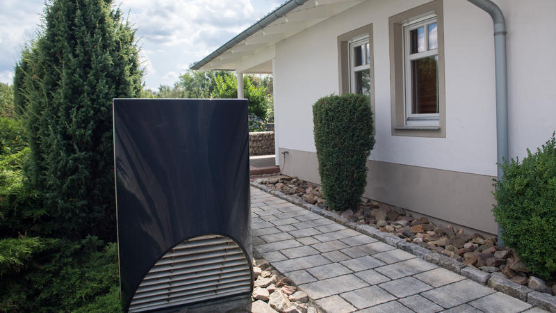 Außeneinheit einer Wärmepumpe im Vorgarten, aufgenommen am 08.08.2019 in der Fertighauswelt in Hannover-Langenhagen. Foto: Andrea Warnecke