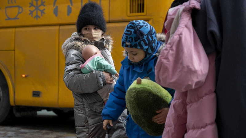 04.03.2022, Berlin: Kinder stehen nach ihrer Ankunft vor einem Bus. Zwei Busse mit Kindern aus einem Waisenhaus in Odessa (Ukraine) sind in Berlin angekommen. Foto: Christophe Gateau/dpa +++ dpa-Bildfunk +++