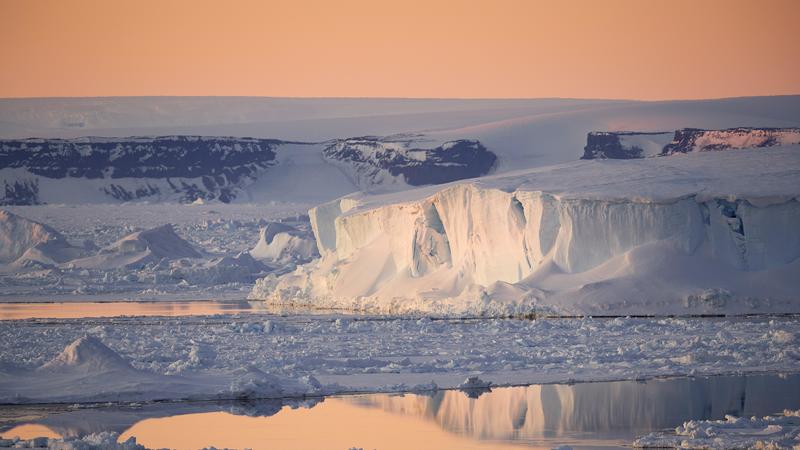 Abendstimmung im Meereis mit Eisberg und Spiegelung, Abendrot, Snow Hill Island, Weddell-Meer, Antarktis, Antarktika