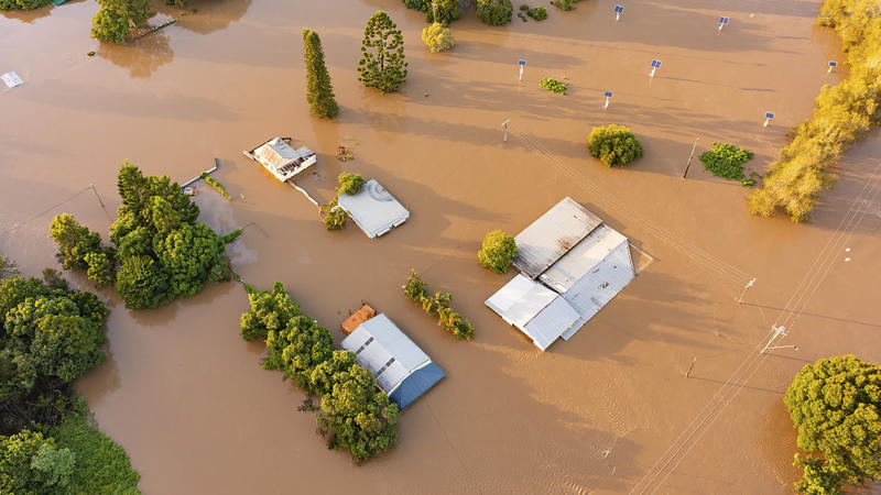 HANDOUT - 28.02.2022, Australien, Maryborough: Dieses vom Fraser Coast Regional Council zur Verfügung gestellte Foto zeigt vom Hochwasser eingeschlossene Gebäude  in Maryborough. Sintflutartiger Regen hat die schweren Überschwemmungen im Osten Austra