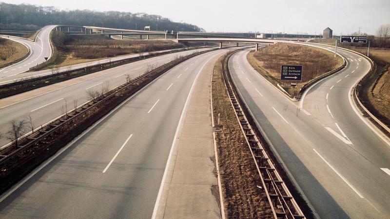 Blick auf das leere Autobahnkreuz Duisburg-Kaiserberg. Wegen der Ölkrise wurde am 02.12.1973 zum zweiten Mal ein sonntägliches Fahrverbot verhängt.