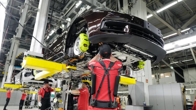 Porsche Werk Leipzig Produktion im Porsche Werk Leipzig Sachsen. Ein Monteur trägt dabei im Rahmen eines Pilot-Projektes ein Exo-Skelett der Firma Otto Bock, welches die Arbeit erleichtern soll.