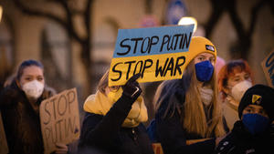 Demonstration against the Russian invasion in the Ukraine at the Odeonsplatz in Munich on March 3rd 2022 On March 3nd, 2022 2,000 people gathered at Odeonsplatz in Munich, Germany to protest against the Russian invasion in the Ukraine and to show their solidarity with the Ukranian people. The rally was organized by Fridays for Future Munich. Sign reading: Stop Putin stop war Munich Bavaria Germany Copyright: xLukasxSchulzxxxaal.photox