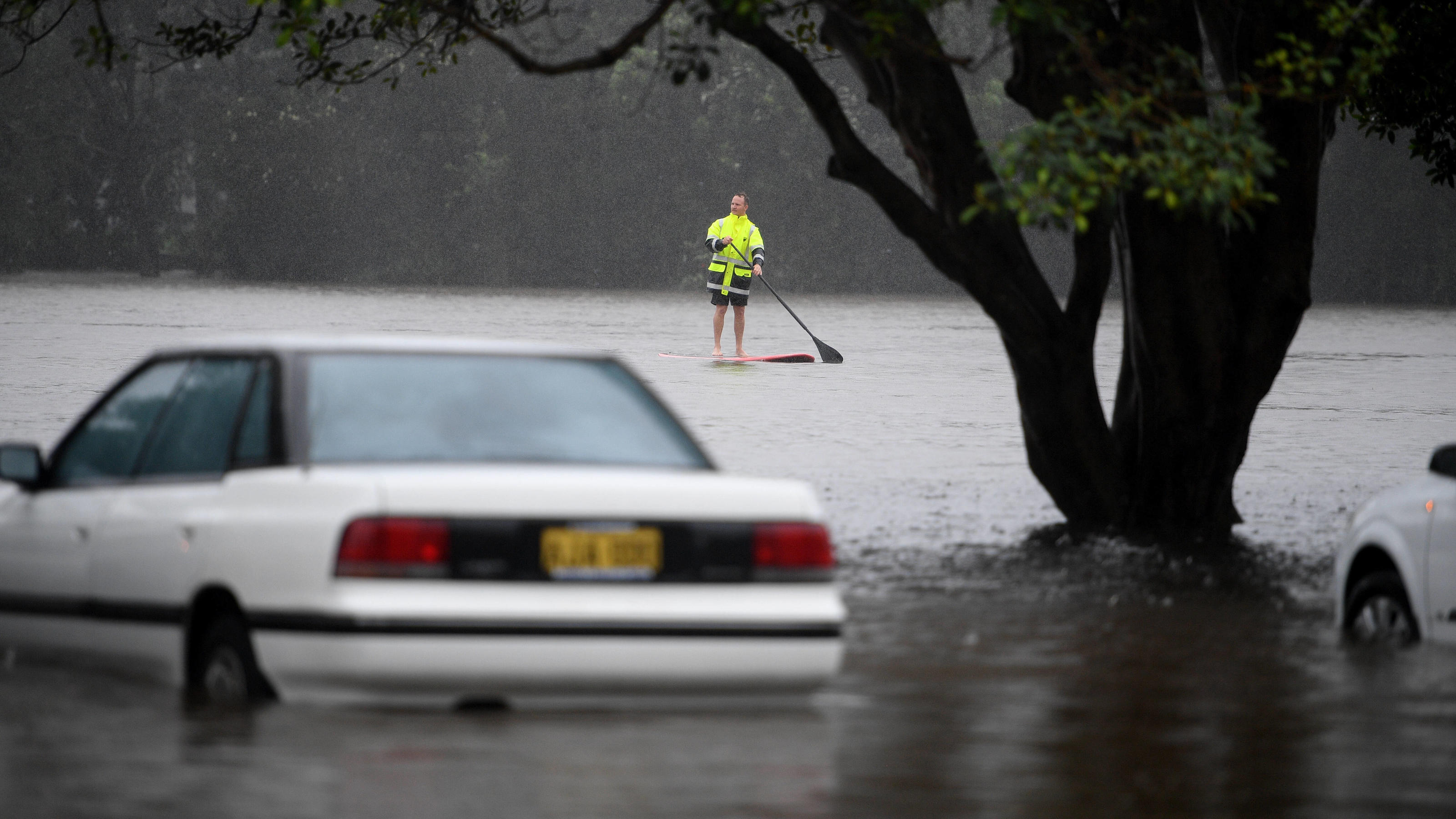 Australien, Überschwemmungen in New South Wales  FLOODS NSW, Flooding from a swollen Manly Creek is seen inundating cars and the street at Campbell Parade, in Manly Vale, north of Sydney, Tuesday, March 8, 2022. Manly Dam in Sydney s north is spillin