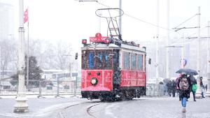 11.03.2022, Türkei, Istanbul: Eine Straßenbahn fährt während Schneefall die Straße entlang. Der starke Schneefall hat den Flug-, Schiffs- und Landverkehr in Istanbul zum Erliegen gebracht und zu Schulschließungen geführt. Foto: Shady Al-Assar/APA Images via ZUMA Press Wire/dpa +++ dpa-Bildfunk +++