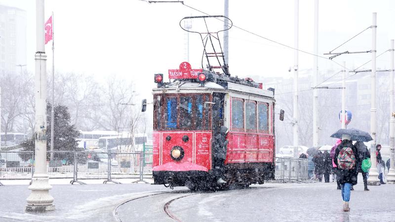 11.03.2022, Türkei, Istanbul: Eine Straßenbahn fährt während Schneefall die Straße entlang. Der starke Schneefall hat den Flug-, Schiffs- und Landverkehr in Istanbul zum Erliegen gebracht und zu Schulschließungen geführt. Foto: Shady Al-Assar/APA Ima