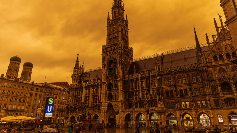 News Bilder des Tages MUNICH, GERMANY - MARCH 15: A rare meteorological phenomenon causing an orange sky due to sahara sand dust in the sky on March 15, 2022 in Munich, Germany Sahara sand dust causing an orange sky over Marienplatz in Munich Munich 