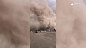 Gigantischer Sandsturm trifft Ort