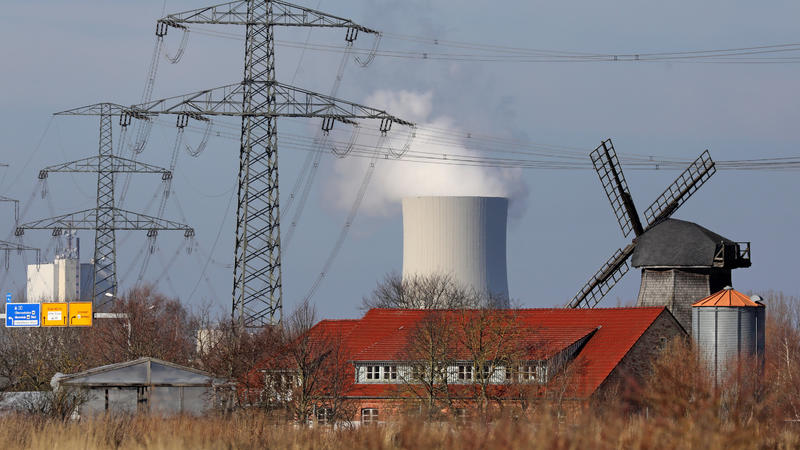 10.03.2022, Mecklenburg-Vorpommern, Rostock: Das Steinkohlekraftwerk im Seehafen Rostock ist mit seinem Kühlturm von über 141m Höhe weithin sichtbar, Hochspannungsleitungen transportieren den Strom. Das Kraftwerk, das seit 1994 in Betrieb ist und 553