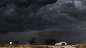 21.03.2022, USA, Argyle: Dunkle Wolken sammeln sich über Denton County im Bundesstaat Texas. Für das gebiet um Dallas und Fort Worth gibt es Tornado-Warnungen. Foto: Chris Rusanowsky/ZUMA Press Wire/dpa +++ dpa-Bildfunk +++