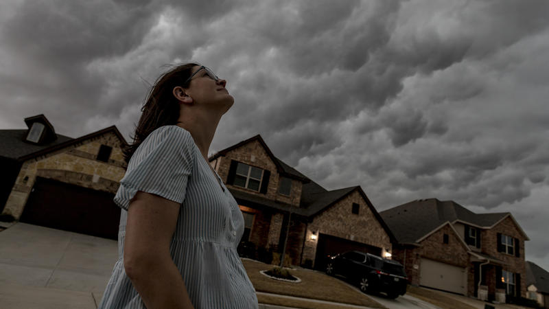 21.03.2022, USA, Argyle: Eine Frau blickt in den von dunklen Wolken bedeckten Himmel über Denton County im Bundesstaat Texas. Für das gebiet um Dallas und Fort Worth gibt es Tornado-Warnungen. Foto: Chris Rusanowsky/ZUMA Press Wire/dpa +++ dpa-Bildfu