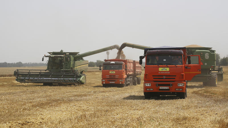 Russland, Tbilisskaya: Landwirte ernten mit ihren Mähdreschern Weizen auf einem Weizenfeld in der Nähe des Dorfes Tbilisskaya in Russland. Der Krieg in der Ukraine hat die Preise für Weizen weltweit in die Höhe getrieben. Foto: V
