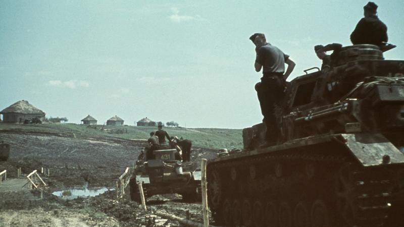 Deutsche Panzer der Wehrmacht fahren durch den Schlamm in der Ukraine