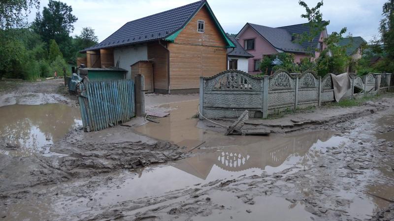 Ein ziviles Gebäude während der Schlammzeit in der Ukraine