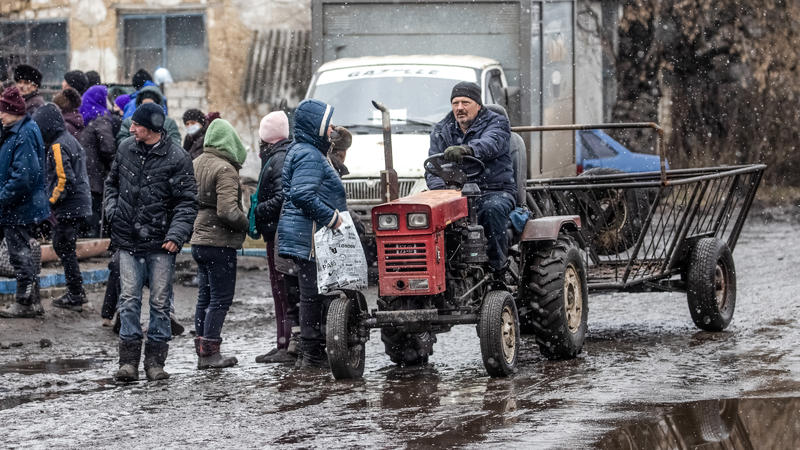 Traktor fährt durch den Schlamm in der Region Lugansk