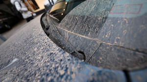 16.03.2022, Baden-Württemberg, Stuttgart: Ein Auto ist in der Innenstadt von rötlichem Staub bedeckt. Südwestwinde haben Wüstensand aus der Sahara zu uns geweht. Leichte Niederschläge führen bei der Wetterlage zu «Blutregen», wobei der Sand ausgewaschen wird und sich auf Autos oder Gartenmöbeln niederschlägt. Foto: Marijan Murat/dpa +++ dpa-Bildfunk +++