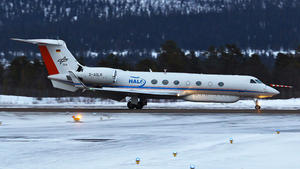 HANDOUT - 11.03.2022, Schweden, Kiruna: Das Forschungsflugzeug HALO vor der Arena Arctica, Kiruna, Schweden während der «HALO-(AC)3» Kampagne im März 2022. Mit einer mehrwöchigen Flugkampagne wollen internationale Forschende in der Arktis die Änderungen von Luftmassen auf ihrem Weg in und aus dem Nordpolargebiet untersuchen. (zu dpa «Flugkampagne: Forschende untersuchen Atmosphäre in der Arktis») Foto: Henning Dorff/Universitat Hamburg/dpa - ACHTUNG: Nur zur redaktionellen Verwendung im Zusammenhang mit der aktuellen Berichterstattung und nur mit vollständiger Nennung des vorstehenden Credits +++ dpa-Bildfunk +++