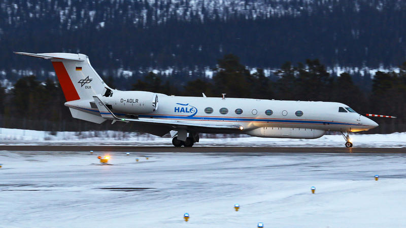Schweden, Kiruna: Das Forschungsflugzeug HALO vor der Arena Arctica, Kiruna, Schweden während der «HALO-(AC)3» Kampagne im März 2022. Mit einer mehrwöchigen Flugkampagne wollen internationale Forschende in der Arktis die Änderun