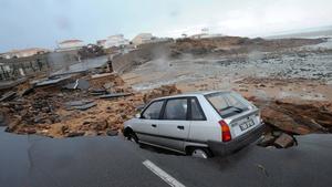 A coastal road is seen partially destroyed near L'Aguillon sur Mer, France, 28 February 2010. Storms swept through Western Europe over the weekend, killing at least 18 people in France. In France, coastal regions Vendee and Charente Maritime bore the brunt of the storm. More than 1 million residents suffered power cuts, informed ErDF, the distribution arm of French energy group EDF. EPA/MAXPPP/FREDERIC GIROU  +++(c) dpa - Bildfunk+++