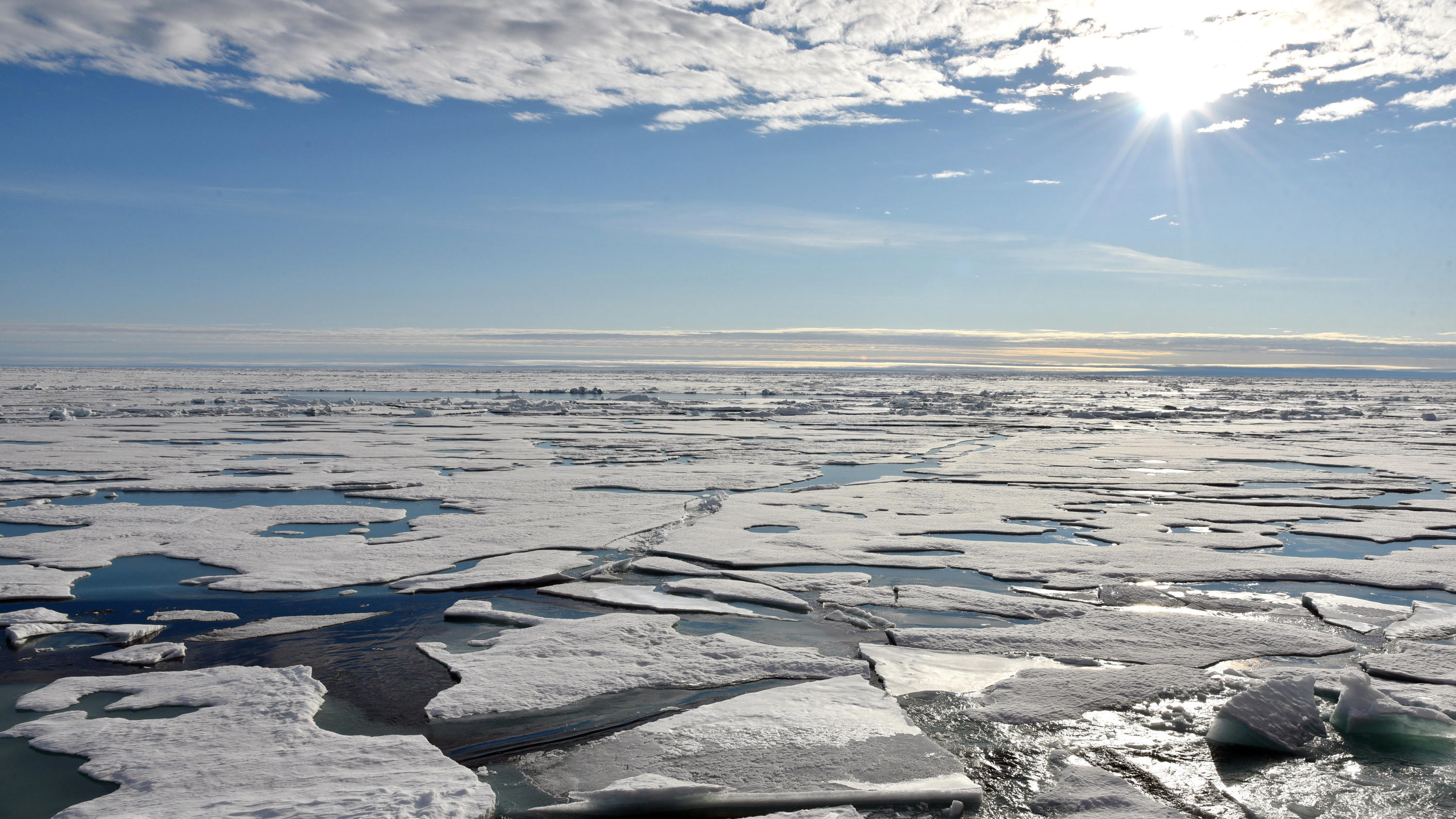 ARCHIV - 16.08.2015, ---, Nordpol: Auf dem Arktischen Ozean am Nordpol schwimmen Eisplatten. Das militärische Vorgehen Russlands wirkt sich nach Angaben von Nato-Generalsekretär Stoltenberg auch auf die Arktis aus. (Zu dpa "Stoltenberg: Neue Sicherhe