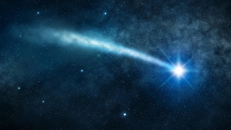 Ein Komet am Nachthimmel mit Sternen im Hintergrund