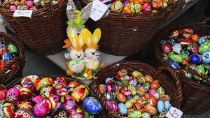 Easter Market In Krakow, Poland Hand painted Easter eggs are seen at the traditional Easter Market at the Main Square in Krakow, Poland on April 12h, 2022. Colourful Easter eggs, handmade decorations and regional food, arts and crafts fill market stalls at UNESCO listed central square of Krakows Old Town historic district. Krakow Poland PUBLICATIONxNOTxINxFRA Copyright: xBeataxZawrzelx originalFilename: zawrzel-easterma220412_npIAk.jpg