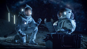 Zwei Astronauten untersuchen Gestein von der Mondoberfläche