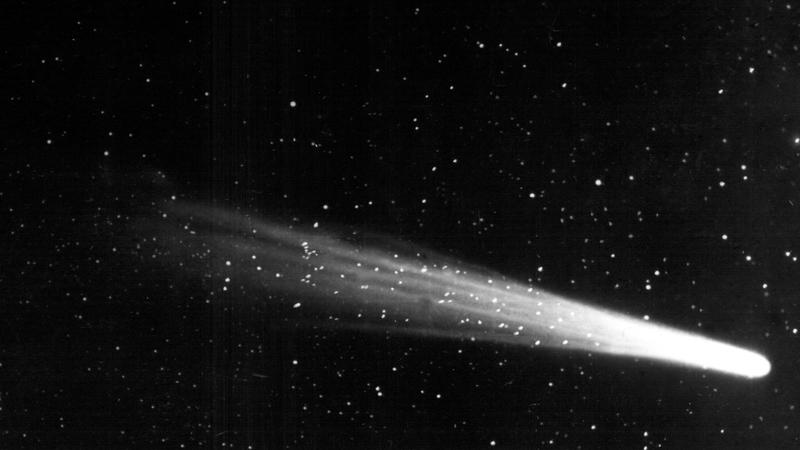 Meteore ursprünglich vom Halleyschen Kometen bringen uns die Sternschnuppen im Mai.