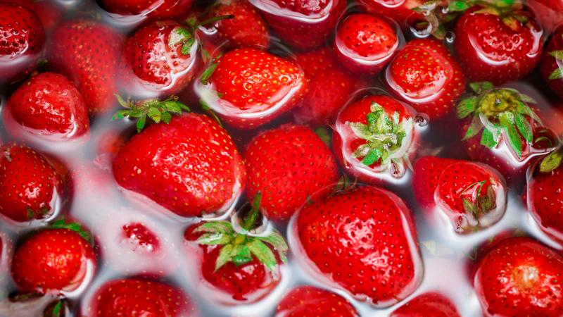 Erdbeeren waschen.