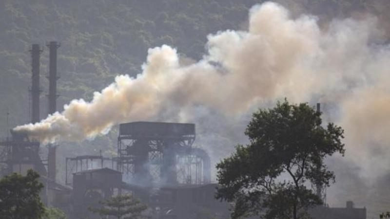 Rauch steigt aus einer Industrieanlage in Indien auf