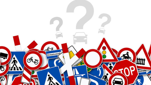 Der ADAC hat extreme Verkehrs-Wissenslücken bei den Deutschen festgestellt. Würden Sie die theoretische Führerscheinprüfung noch bestehen? Machen Sie den Test!