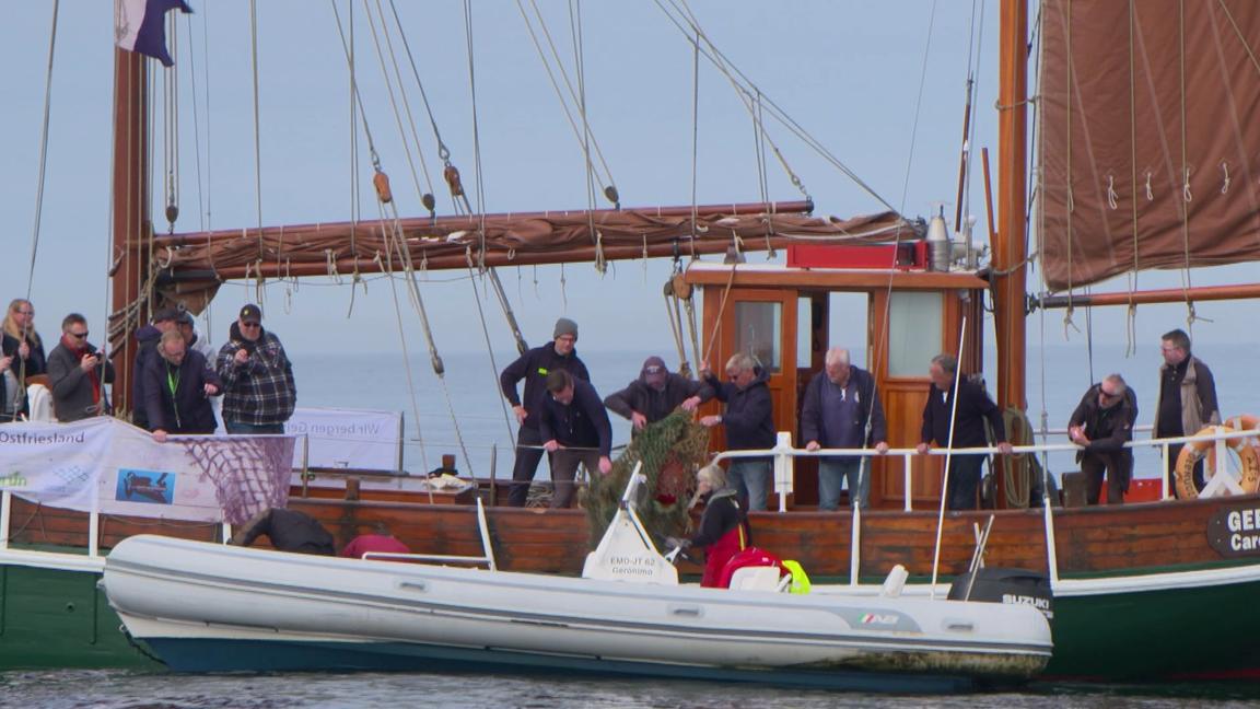 Tödliche Gefahr Geistert Durch Die Nordsee: Taucher Bergen Geisternetze ...