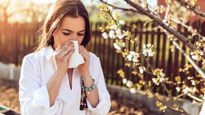 Die Nase läuft ununterbrochen, der Hals kratzt und die Augen jucken und brennen: Wenn Sie Allergiker sind, dürften Sie bereits bemerkt haben, dass es dieses Jahr extrem ist mit dem Pollenflug. HNO-Arzt Dr. Mark Jakob erklärt, was hilft.