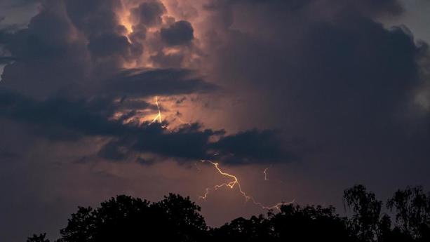 Der Wetterwechsel kommt pünktlich mit dem Start in die neue Woche - und zwar gewaltig. Am Montag kommen Gewitter mit Unwetterpotenzial ins Land, inklusive Schauer, Starkregen, eventuell Sturmböen und Hagel. Halten Sie die wetter.de-App bereit.