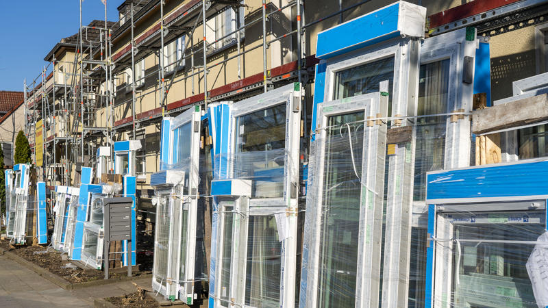 Energetische Sanierung von Wohnhäusern, älteres Mehrfamilienhaus ist eingerüstet, bekommt eine Wärmedämmung und neue Fenster, Deutschland