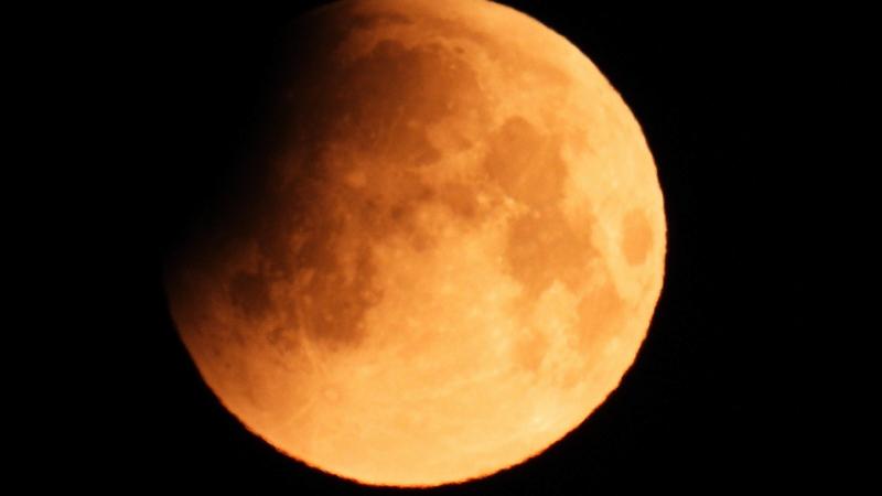 Monfinsternis, Blutmond Beginn der Mondfinsternis der Erdschatten schiebt sich über den Vollmond eine totale Mondfinsternis entsteht. 