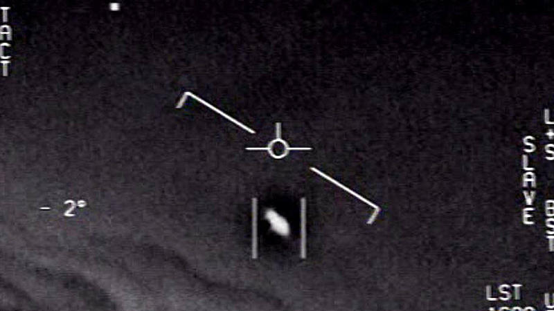 HANDOUT - 10.06.2021, ---: Das Standbild eines vom US-Verteidigungsministerium veröffentlichten Videos zeigt ein Unidentifiziertes Flugobjekt, das von Piloten der US-Marine gesichtet wurde. (Bestmögliche Bildqualität. Aufnahmedatum unbekannt). Der US