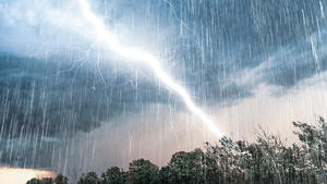 Die Beruhigung war nur kurz. Denn nach dem Wochenende zieht nun ein neues Unwettertief über Deutschland hinweg. Erneut mit Starkregen, Hagel, Sturmböen und einem erhöhten Tornado-Potenzial. Alle Neuigkeiten im Ticker.