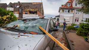 dpatopbilder - 20.05.2022, Nordrhein-Westfalen, Paderborn: Eine Dachlatte steckt in der Windschutzscheibe eines parkenden Autos.  Ein Unwetter hat auch in Paderborn große Schäden angerichtet. Foto: Lino Mirgeler/dpa +++ dpa-Bildfunk +++